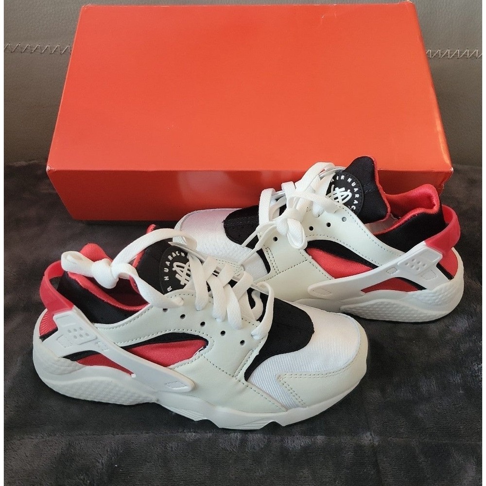 *BNIB*Nike air hurache sneakers is size women's 5